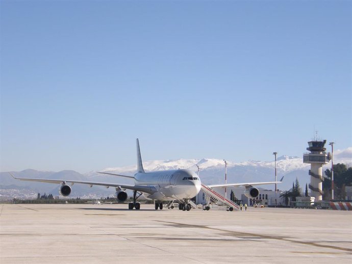 Archivo - El aeropuerto de Granada acoge el aterrizaje de un Airbus 340 (archivo)