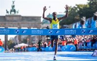 El etíope Guye Adola reina en el maratón de Berlín
