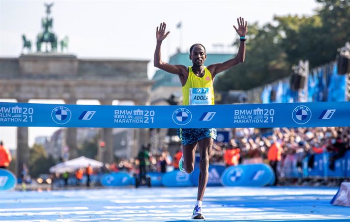 El etíope Guye Adola gana el maratón de Berlín