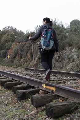 Archivo - Una mujer recorre el Camino Mozárabe a su paso por la provincia de Córdoba.