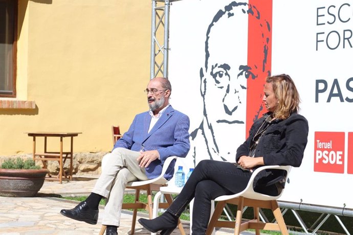 El secretario general del PSOE Aragón, Javier Lambán, y la secretaria general del PSOE Teruel, Mayte Pérez.