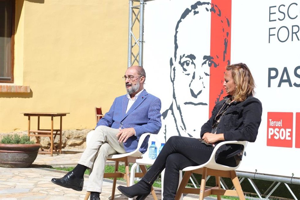 El secretario general del PSOE Aragón, Javier Lambán, y la secretaria general del PSOE Teruel, Mayte Pérez.