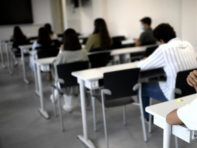 Alumnos en una clase de la Facultad de Humanidades y Ciencia de la Comunicación de la Universidad privada CEU San Pablo durante el primer día del curso 2020-2021, en Madrid (España).