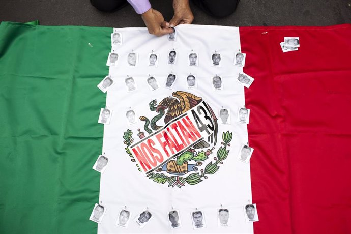 Archivo - Protesta por los 43 'normalistas' de Ayotzinapa desaparecidos en 2014