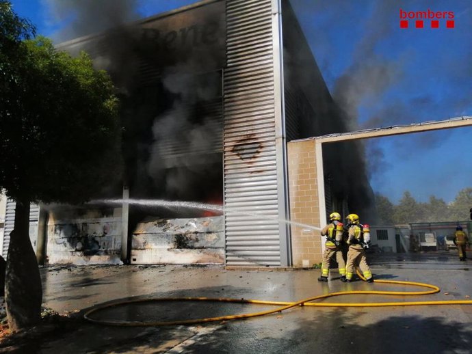 Bombers de la Generalitat treballen en un incendi en un magatzem de Castelldefels (Barcelona)