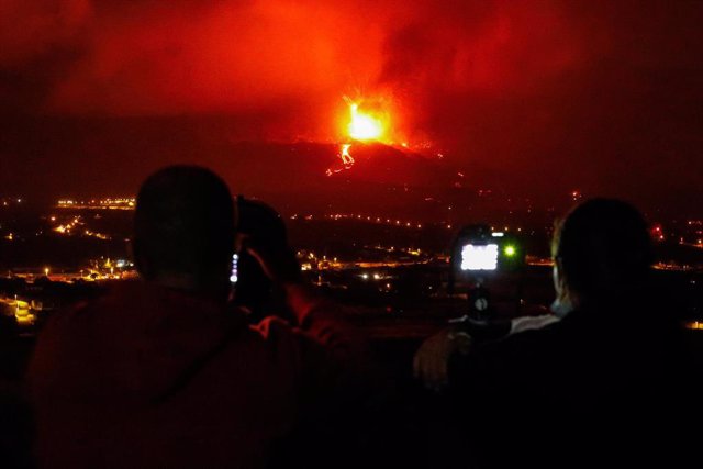 Volcán de La Palma por la noche, en La Palma, a 22 de septiembre de 2021, en La Palma