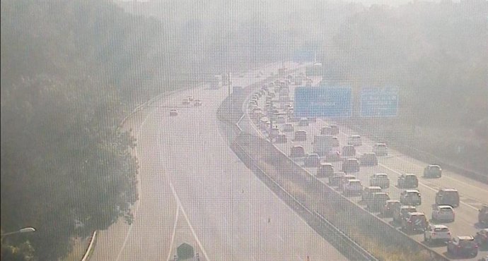 Imagen de una cola de coches en una carretera catalana