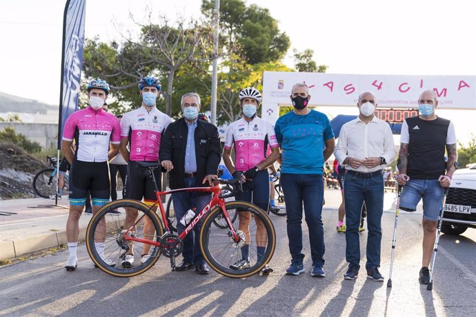 El Diputado de Deportes y Juventud, José Antonio García Alcaina, participa en la salida de la carrera ciclista 'Las 4 Cimas' dentro del programa 'Almería Activa', junto al alcalde de Gérgal, Miguel Guijarro
