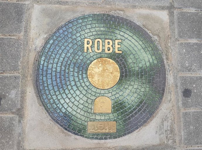 Placa dedicada a Robe Iniesta en la 'Viam Musicorum' de Mérida.