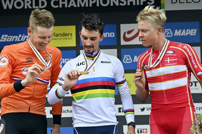 Dylan Van Baarle, Julian Alaphilippe y Michael Valgren Hundahl en el podio del Mundial de carretera de Flandes