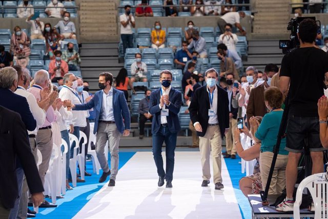 Archivo -  El presidente del PP, Pablo Casado; el presidente de la Xunta, Alberto Núñez Feijoo, y el expresidente del Gobierno Mariano Rajoy, en el 17 Congreso del PP de Galicia, a 17 de julio de 2021, en Santiago de Compostela (Galicia). 