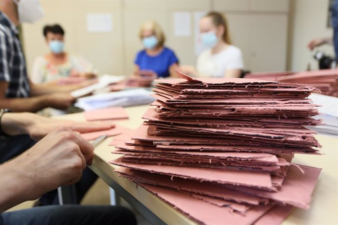 26 September 2021, Saxony-Anhalt, Halberstadt: Election workers count the absentee ballots for the 2021 German Parliamentary election, in the district administration office of the Harz district. Photo: Matthias Bein/dpa-Zentralbild/dpa