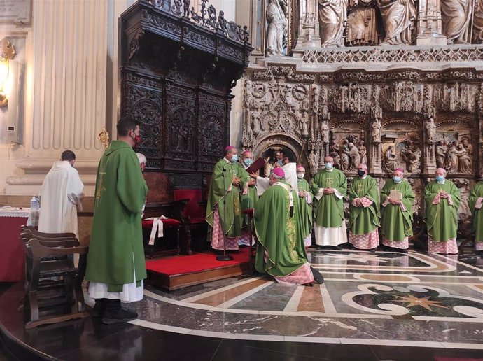 El Nuncio Apostólico en España, monseñor Bernardito Auza impone el palio al arzobispo de Zaragoza, moseñor Carlos Escribano.