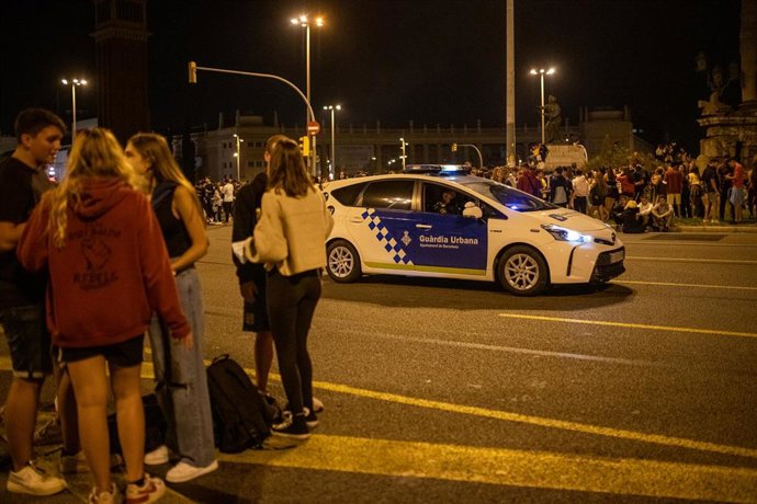 Un coche de policía vigila durante el primer día de las fiestas de la Merc, a 24 de septiembre de 2021, en Barcelona