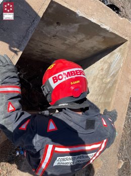 Bomberos rescatan a un motociclista que había caído al alcantarillado de una estructura hidráulica cuando circulaba por la carretera CV-190