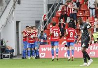 El Sporting remonta al Málaga y defiende el liderato