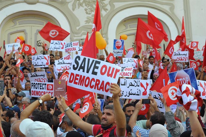 26 September 2021, Tunisia, Tunis: Supporters of Tunisia's Islamic Ennahdha party, take part in a demonsration on Habib Bourguiba Avenue, against President Keis Saied, after expanded his powers by taking over legislative and executive authorities. Photo
