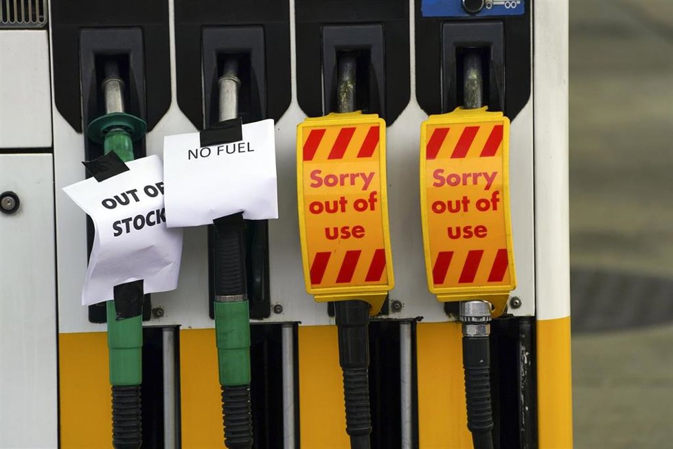 Surtidor de una estación de servicio de Reino Unido con la gasolina agotada