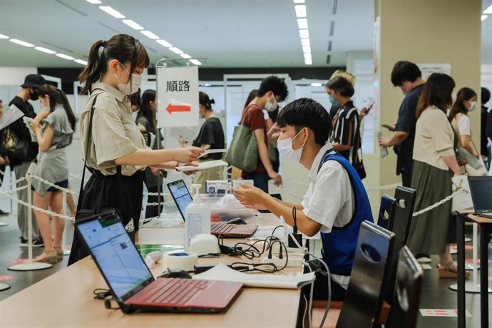 Archivo - Centro de vacunación contra el coronavirus en Tokio, Japón