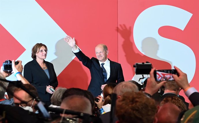 26 September 2021, Berlin: Olaf Scholz, Federal Minister of Finance and candidate of the Social Democratic Party (SPD) for Chancellor, waves next to his wife Britta Ernst during the 2021 German Parliamentary election at Willy Brandt House. Photo: Britta