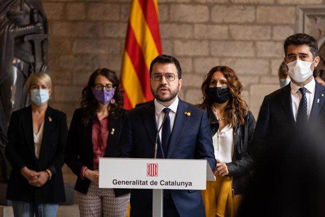El presidente de la Generalitat de Catalunya, Pere Aragonès, ofrece una rueda de prensa tras mantener una reunión de urgencia con todos los consellers del Govern, en el Palau de la Generalitat. ARCHIVO.