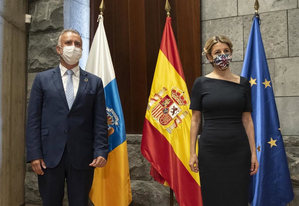 Archivo - El presidente de Canarias, Ángel Víctor Torres, y la vicepresidenta segunda del Gobierno y ministra de Trabajo y Economía Social, Yolanda Díaz, durante la firma del convenio para el Plan Integral de Empleo de Canarias (PIEC), en Tenerife, este