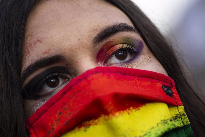 Una chica durante una concentración convocada por colectivos LGTBI+ de Madrid 