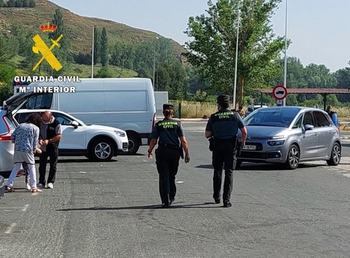 Agentes de la Guardia Civil vigilan un área de servicio.