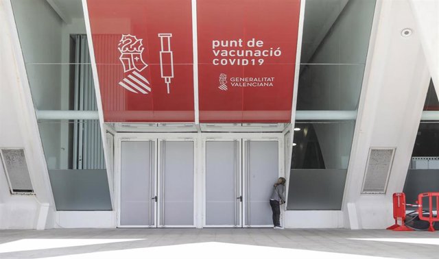 Archivo - Punto de vacunación en la Ciudad de las Artes y las Ciencias de Valencia