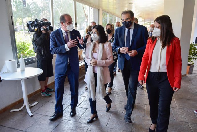 La ministra de Sanitat, Carolina Darias, durant la visita a Guadalajara