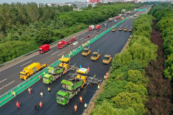 XCMGs Unmanned Road Construction Fleet, the Largest Scale Globally, Completes National Highway Maintenance Project.