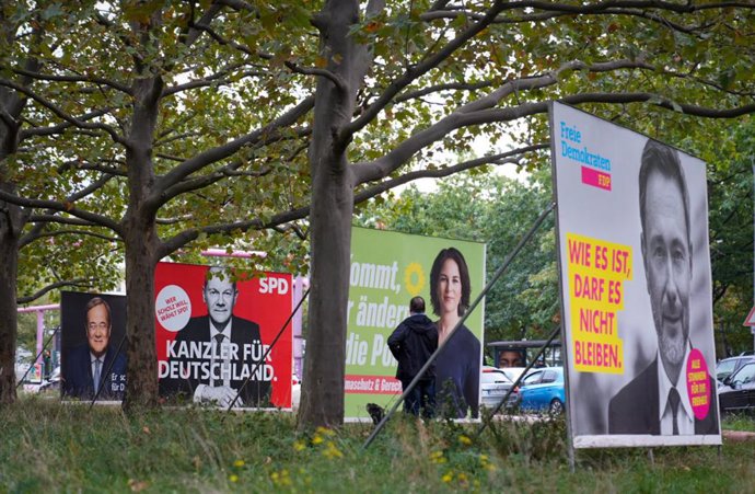 27 September 2021, Berlin: (L-R) Election posters of the CDU/CSU with Armin Laschet, the SPD with Olaf Scholz, Alliance 90/The Greens (Bündnis 90/Die Grünen) with Annalena Baerbock and the FDP with Christian Lindner are lined up one day after the 2021 G