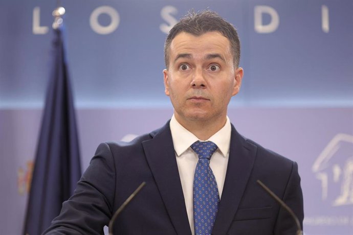 El diputado por Tenerife, Héctor Gómez Hernández, interviene en una rueda de prensa posterior a una Junta de Portavoces en el Congreso de los Diputados, a 14 de septiembre, en Madrid (España).