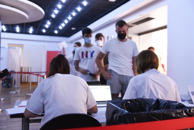 Archivo - Varios adolecentes en el registro, después de recibir la primera dosis de la vacuna Pfizer en un punto de vacunación