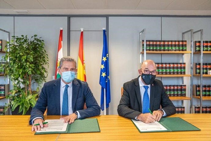 El consejero de Hacienda y Administración Pública, Celso González, y el rector de la Universidad de La Rioja, Juan Carlos Ayala, han firmado un convenio de colaboración para el desarrollo de prácticas académicas externas en el sector público