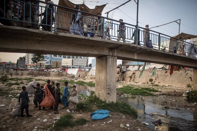 Jóvenes afganos recogen plástico y otros materiales en el río de Kabul para venderlos de cara a su reciclaje en Afganistán