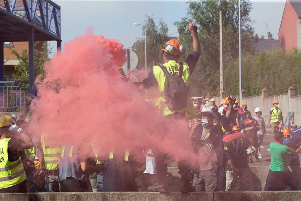 Archivo - Un trabajador de Alcoa porta una bengala durante la concentración para defender el futuro de la fábrica de aluminio en San Cibrao, a 19 de julio de 2021, en San Cibrao, Cervo Lugo, Galicia (España). 