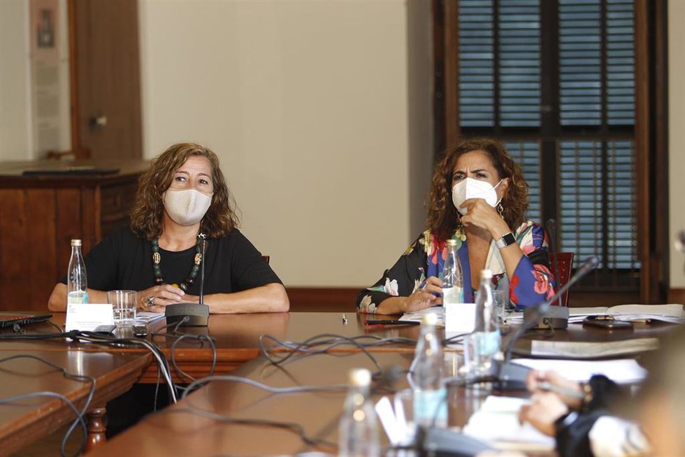 La presidenta del Govern balear, Francina Armengol, y la ministra de Hacienda y Función Pública, María Jesús Montero.   
