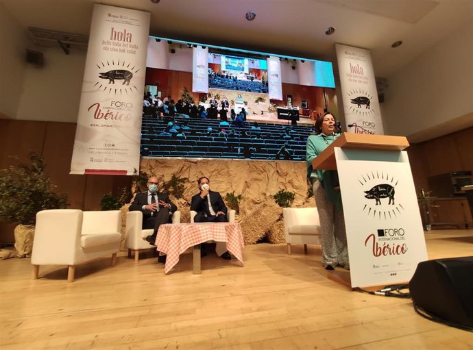 El presidente de la Diputación de Salamanca, Javier Iglesias (i), y el alcalde de Salamanca, Carlos García Carbayo (d), sentados, antes de su intervención en el III Foro Internacional del Ibérico.