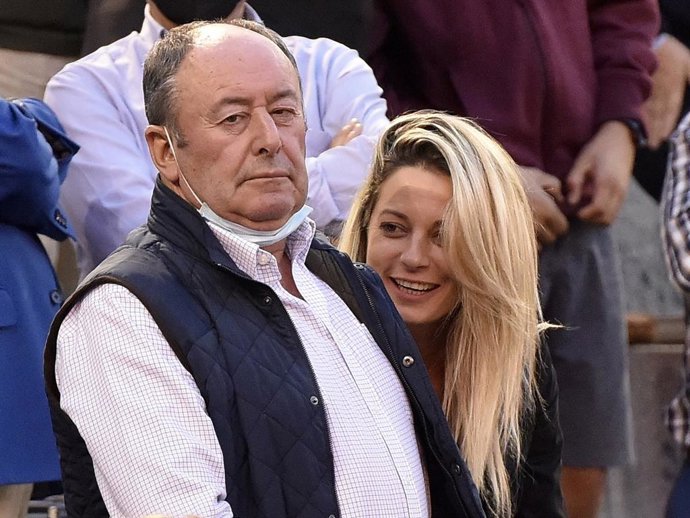 Luis Miguel Rodríguez, muy cómplice con una amiga en Las Ventas