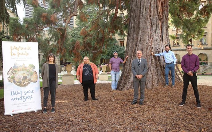 Maya Prieto, Raquel Ursúa, Jesús Prieto, el consejero de Cohesión Territorial, Bernardo Ciriza; el director general de Administración Local y Despoblación, Jesús M Rodríguez; y el emprendedor, Patxi Miranda