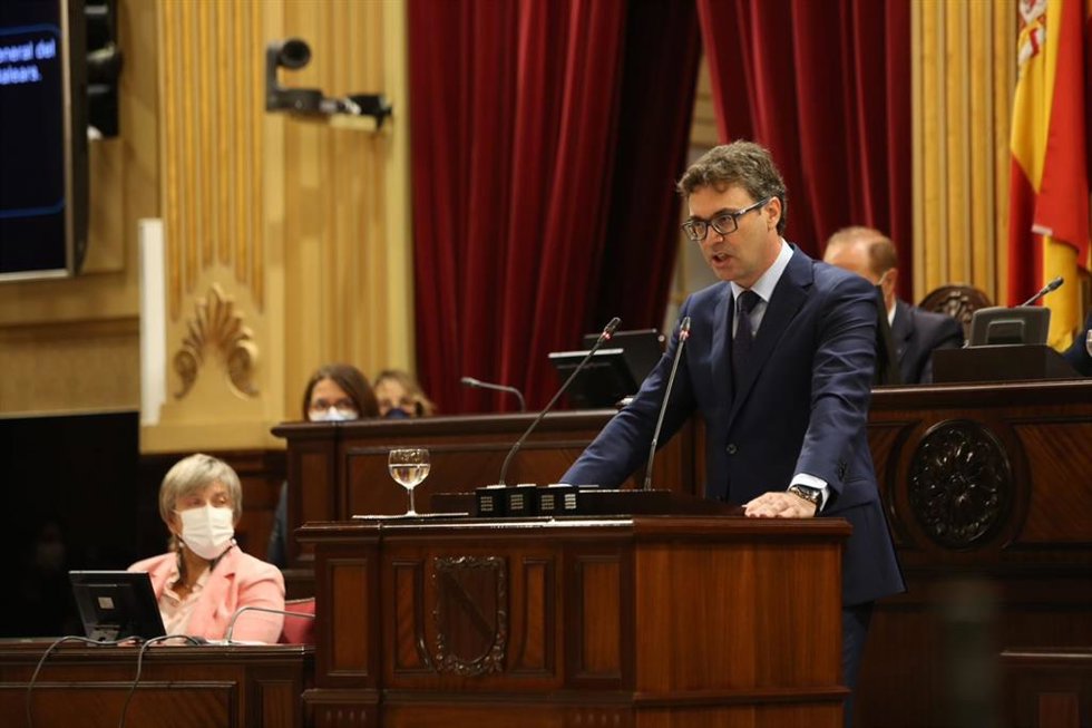 El portavoz del PP en el Parlament balear, Antoni Costa, en el Parlament. 