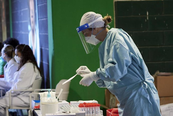 Archivo - Una trabajadora sanitaria se prepara para realizar tests de antígenos.