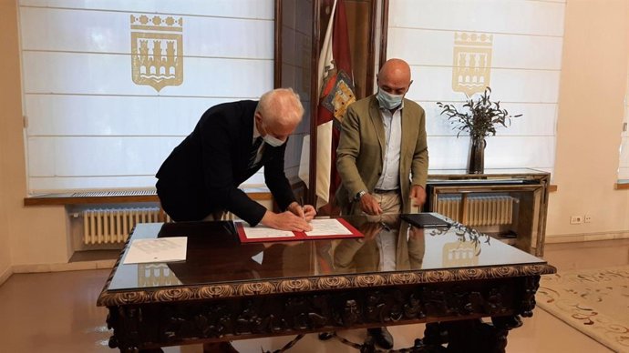 Hermoso de Mendoza y García-Calzada firman el convenio