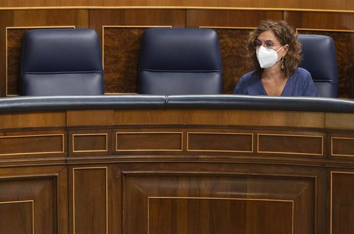 La ministra de Hacienda y Función Pública, María Jesús Montero, durante una sesión plenaria en el Congreso de los Diputados, a 13 de septiembre de 2021, en Madrid (España). El pleno del Congreso de los Diputados debate hoy la necesidad extraordinaria de