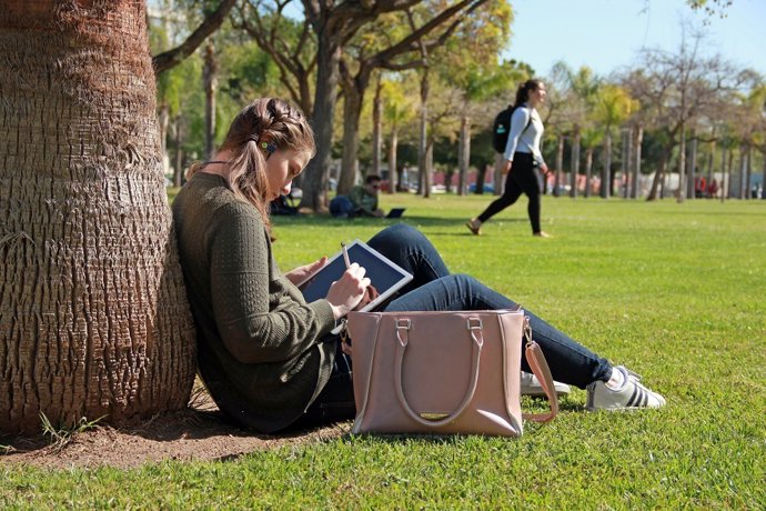 Archivo - Una estudiante en un campus de la Universitat Politcnica de Valncia