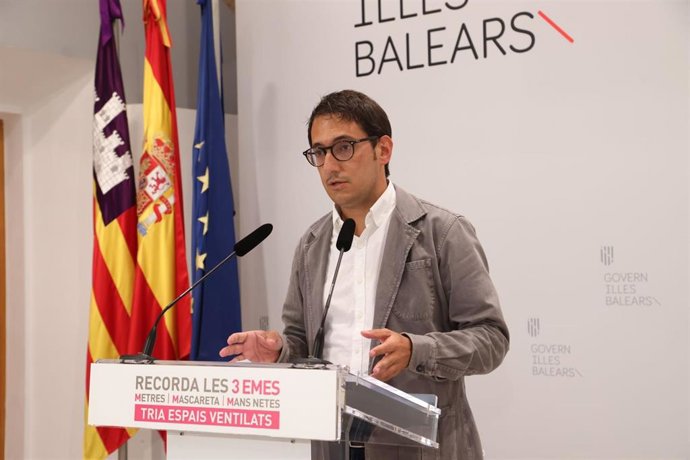 Archivo - El portavoz del Govern, Iago Negueruela, durante una rueda de prensa.
