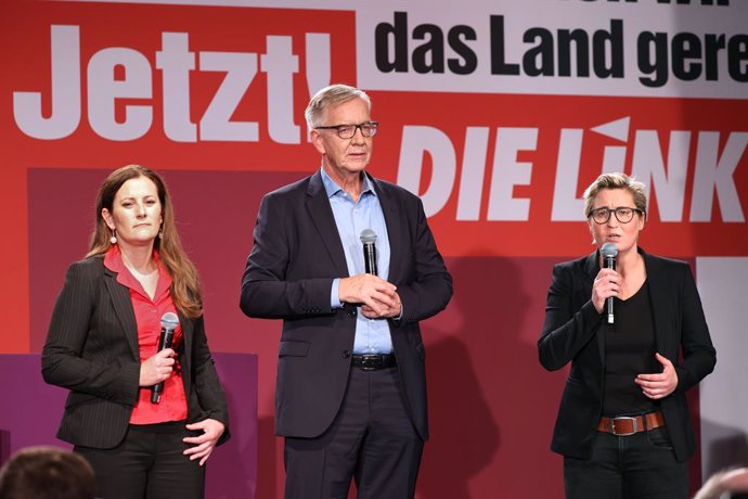26 September 2021, Berlin: (L-R) Leader of the Left Party (Die Linke) Janine Wissler, parliamentary party leader Dietmar Bartsch and Left party leader Susanne Hennig-Wellsow, speak at the election party in the Karl-Liebknecht-Haus after the first foreca