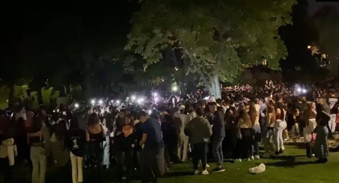 Cientos de jóvenes se concentran haciendo botellón en Madrid, muchos sin mascarilla y sin respetar la distancia