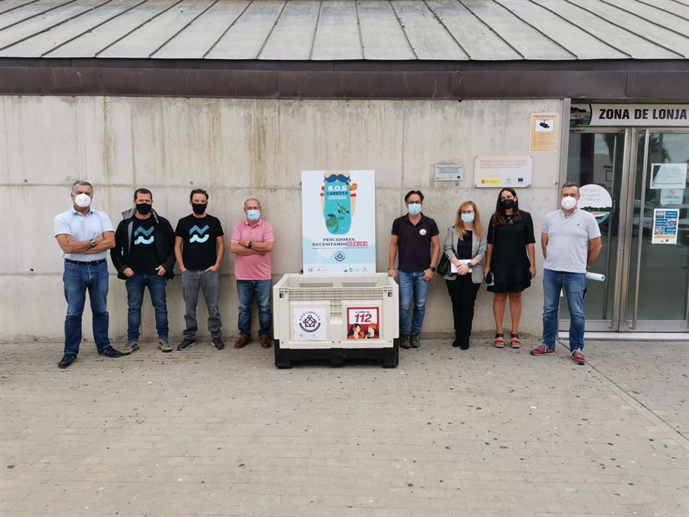 Pescadores de Sanlúcar de Barrameda se comprometen a salvar tortugas marinas uniéndose al proyecto 'SOS Caretta'.